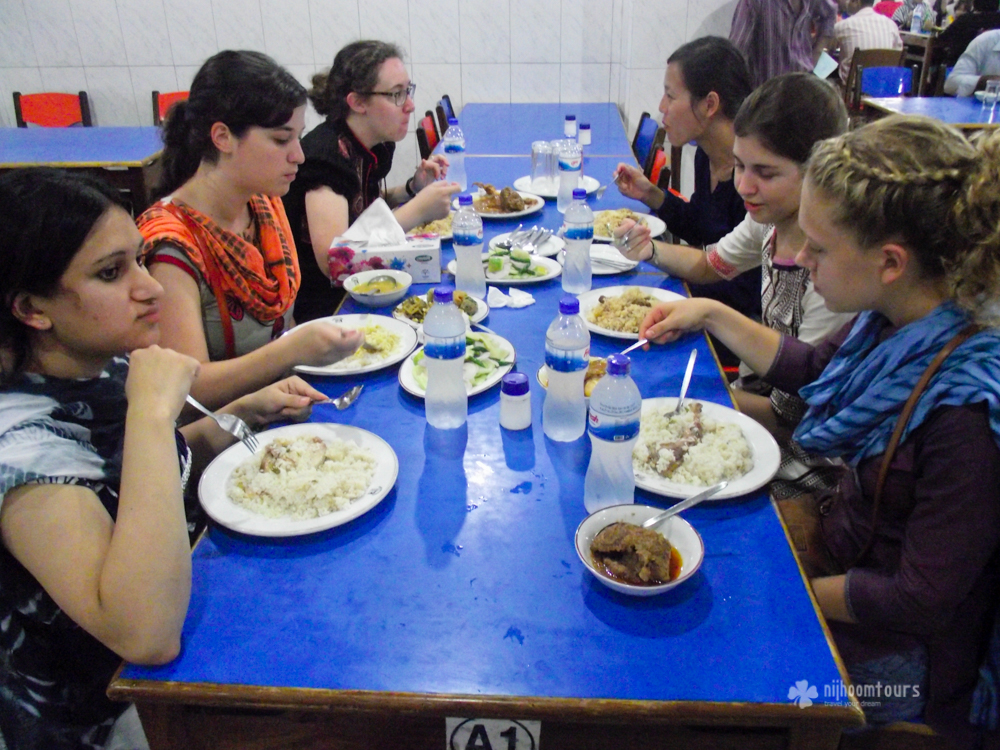 Eating like a local in Dhaka. One of the best things to do in Dhaka city.