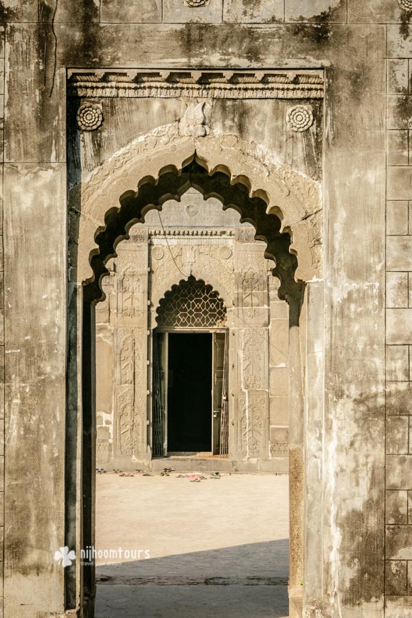 The entrance of Chhoto Sona Mosque in Gaur