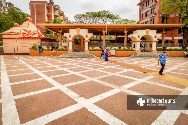 Photo of the inner court of Dhakeshwari Temple