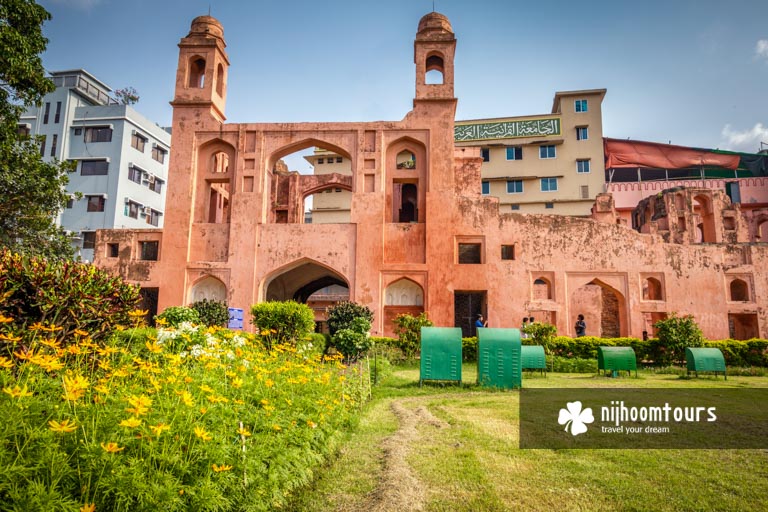 Photo of the main entrance of Lalbagh Fort (inside view)