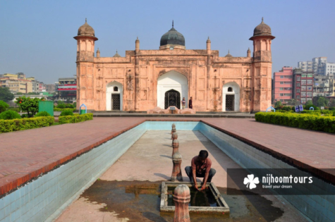 The tomb of Pari Bibi in Lalbagh Fort