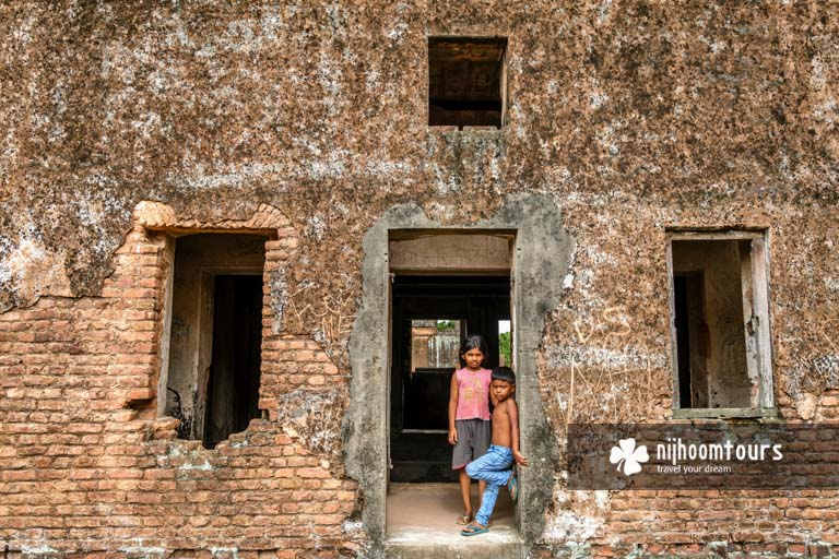 Local kids in abandoned city Panam Nagar